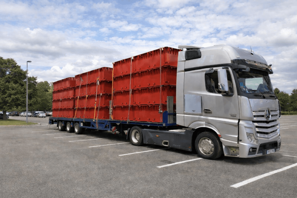 Rode pontons op vrachtwagen - AMSTAAL BV